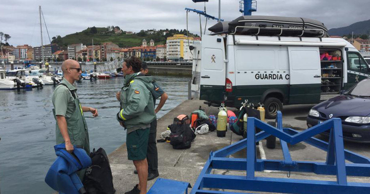Miembros del GEAS en el puerto de Ribadesella GEAS en Ribadesella