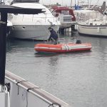 En Puerto Adriano, un buzo en autónomo opera en solitario.