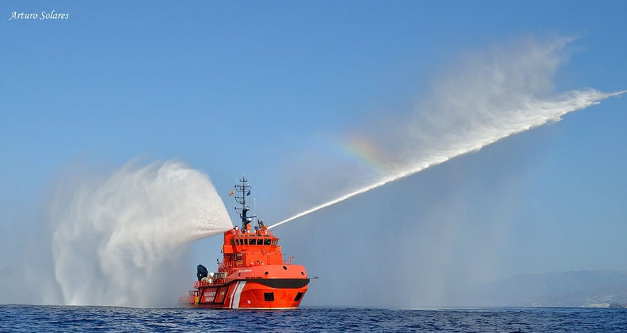 El buque 'María Zambrano' haciendo pruebas de sus cañones de agua. FOTO: Arturo Solares