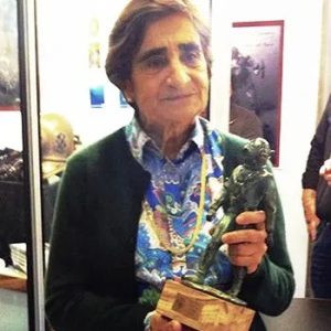 Mercedes Vilanova con el reconocimiento de la HDSES en 2018.